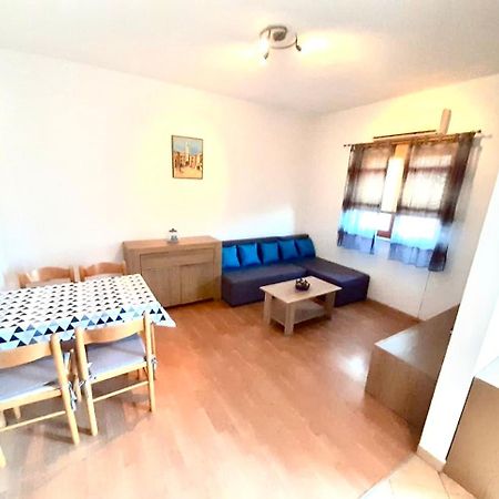Apartments Belic With Pool Jelsa  Exterior foto
