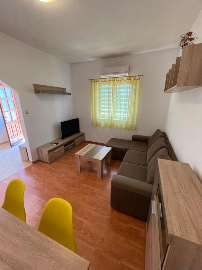 Apartments Belic With Pool Jelsa  Exterior foto