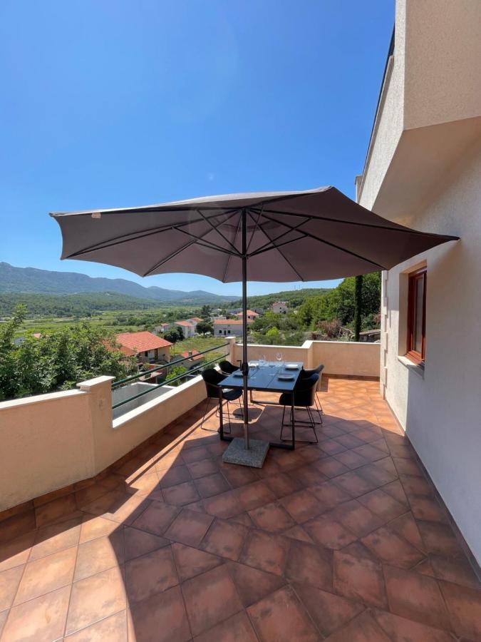 Apartments Belic With Pool Jelsa  Exterior foto