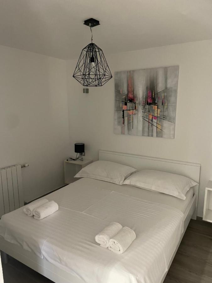 Apartments Belic With Pool Jelsa  Exterior foto