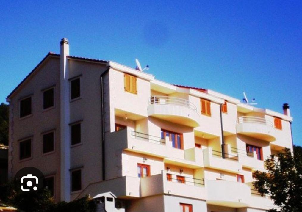 Apartments Belic With Pool Jelsa  Exterior foto