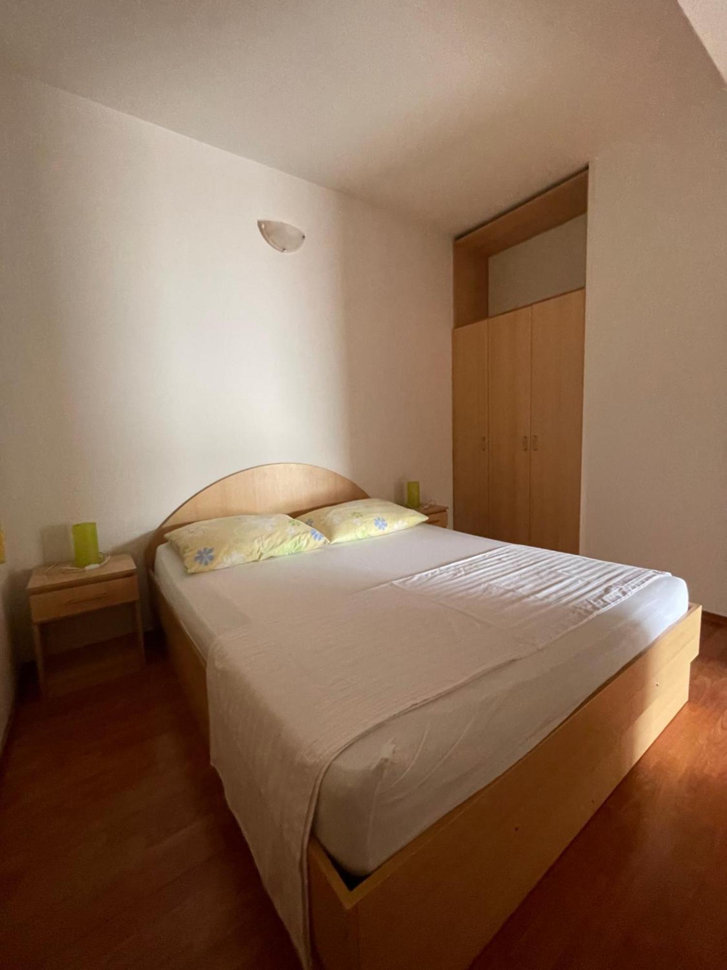 Apartments Belic With Pool Jelsa  Exterior foto