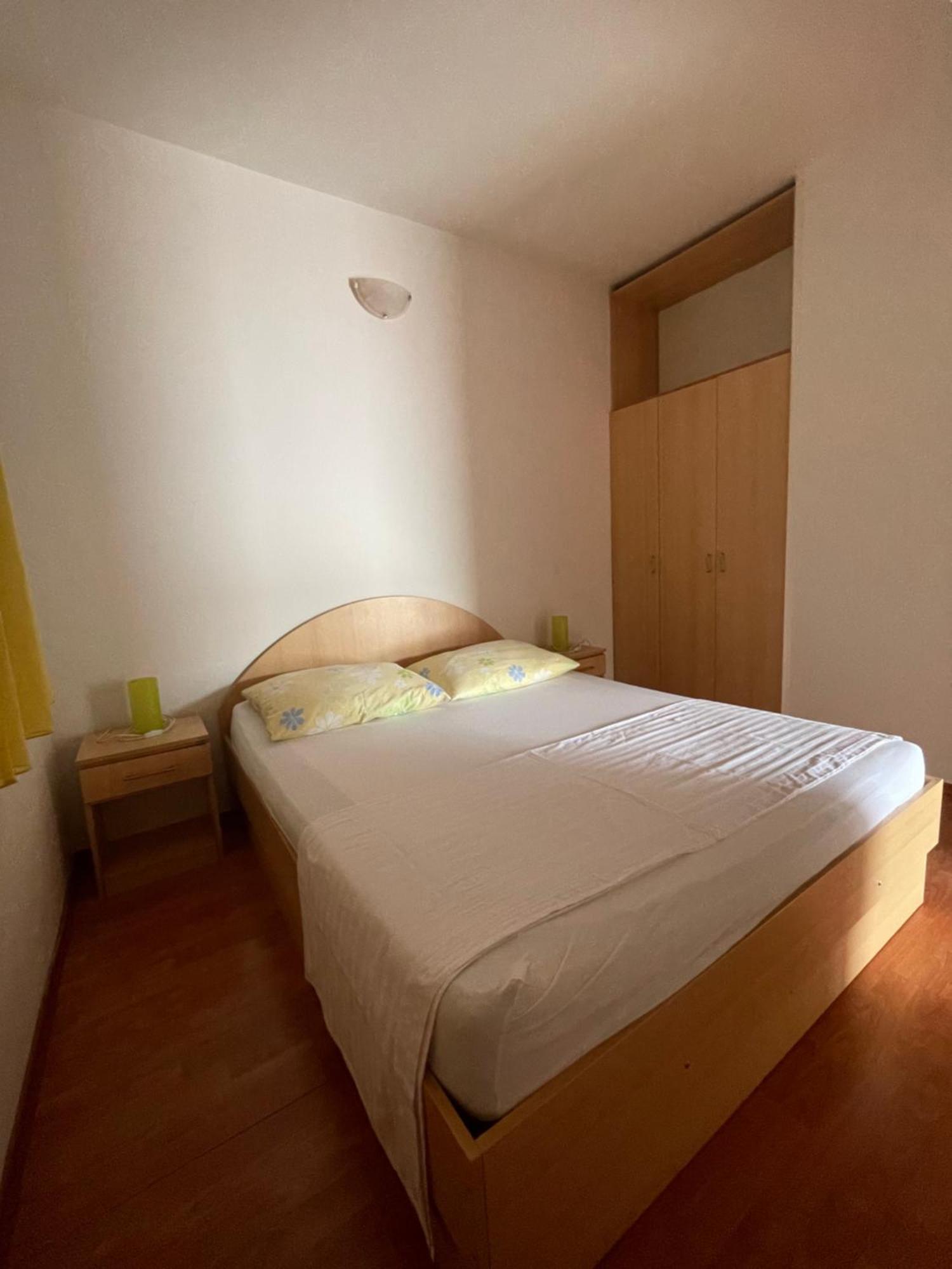 Apartments Belic With Pool Jelsa  Exterior foto